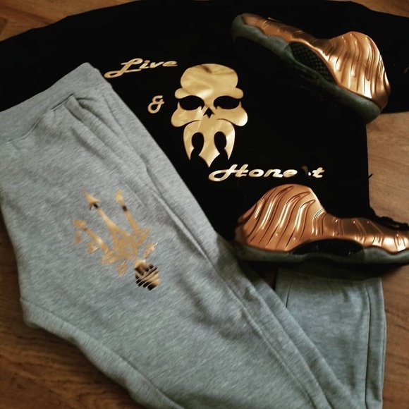 The shirt only not the sneakers - Picture 2 of 4